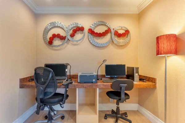 Best Western Plus Airport Plaza image 18