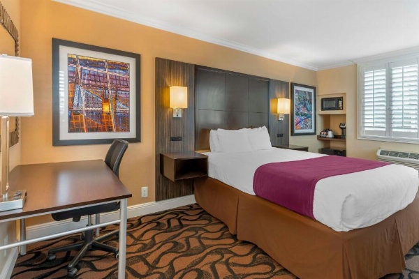 Best Western Plus Airport Plaza image 24