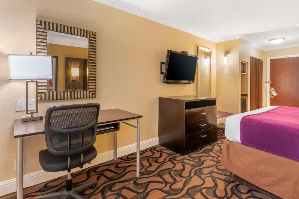 Best Western Plus Airport Plaza image 26