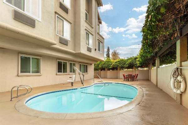 Best Western Plus Airport Plaza Main image