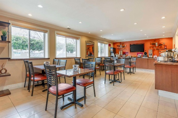 Best Western Plus Airport Plaza image 5