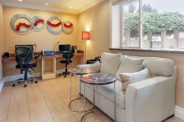 Best Western Plus Airport Plaza image 7