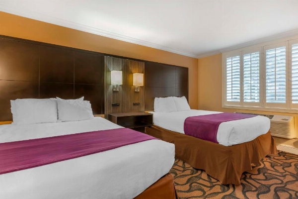 Best Western Plus Airport Plaza image 8