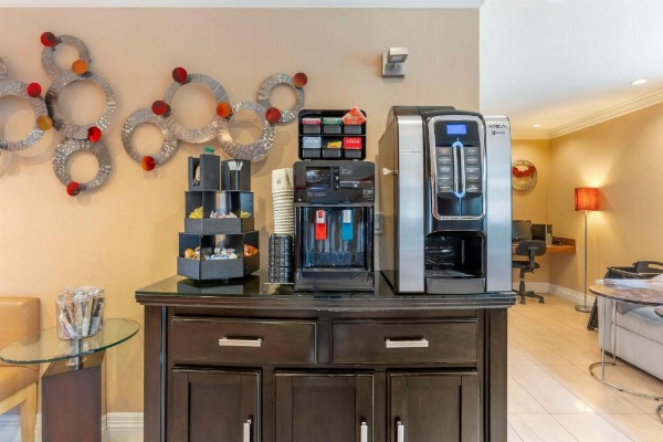 Best Western Plus Airport Plaza image 9